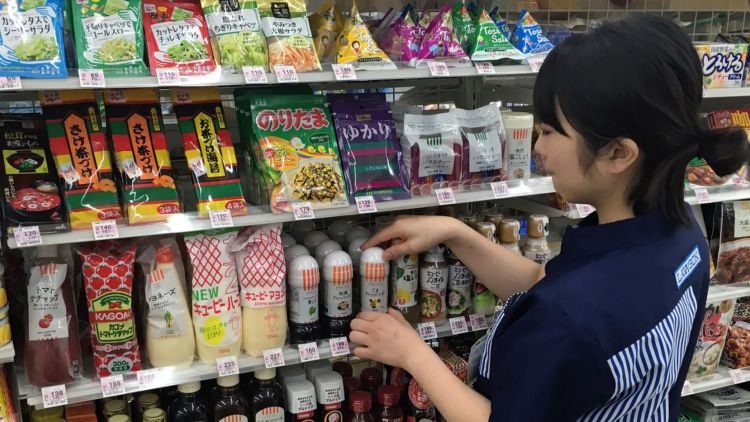 Seorang Karyawan Indobesia Lawson Tengah Merapikan Produk